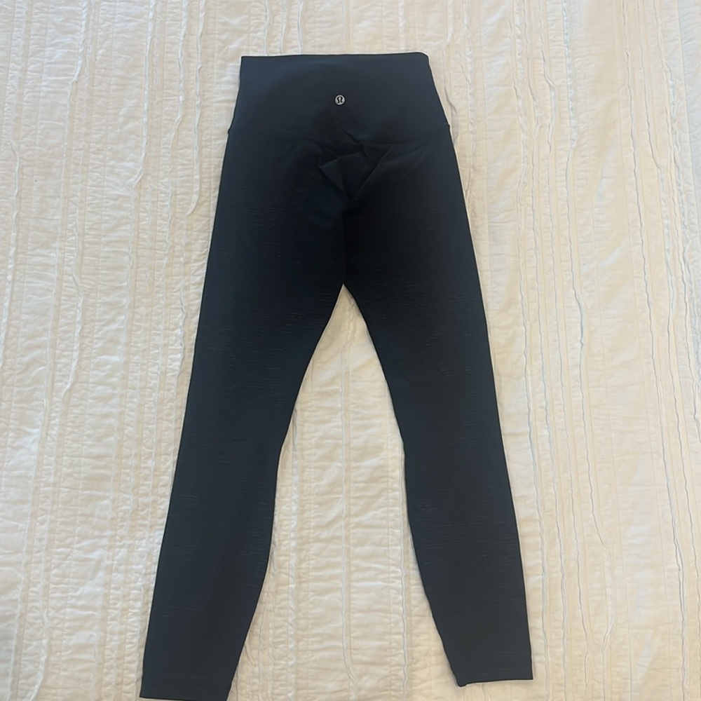 Align high rise 
Size 4 
25 inch inseam 
Black with an embossed dotted design - Picture 2 of 4